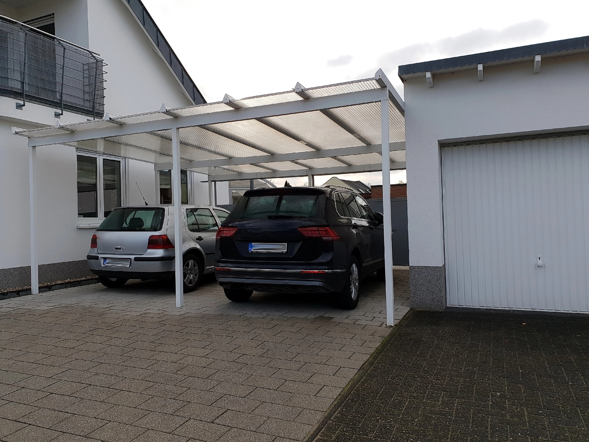 Postavljeni nadstreški za avto varujejo pred vremenskimi vplivi